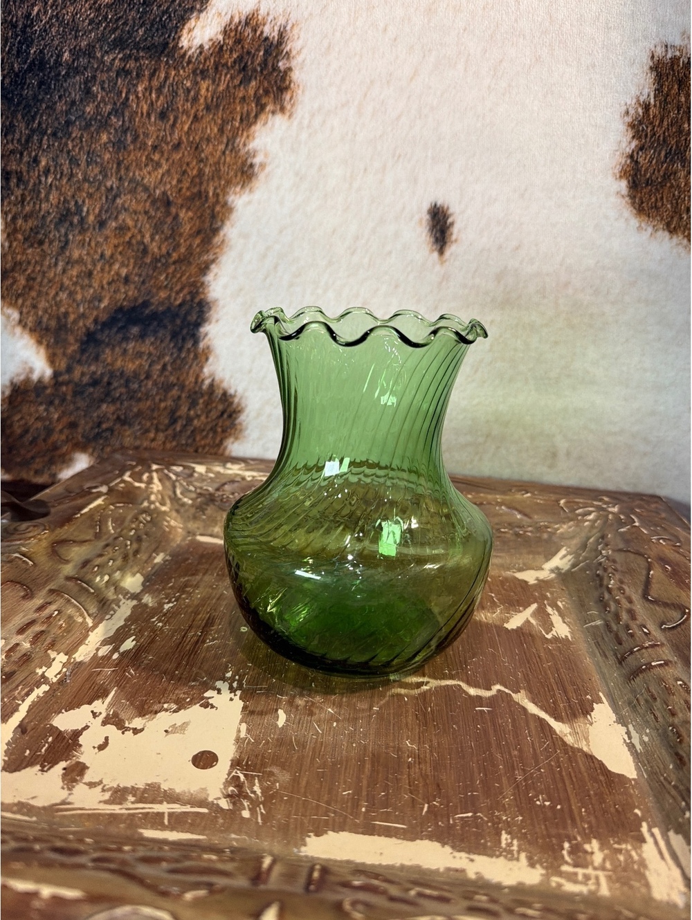 Green Ruffled Rim Glass Table Vase